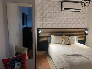 - une chambre avec un lit doté d'une grande tête de lit dans l'établissement Metropolitan Apartment, à San Juan