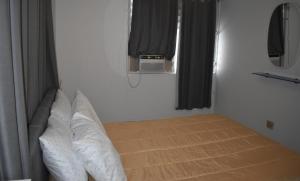 Zimmer mit einem Bett, einem Fenster und einer Heizung in der Unterkunft Group Unit Great Location in San Juan