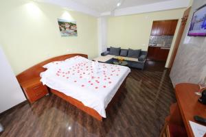 1 dormitorio con 1 cama grande y 1 sofá en Villa Maki, en Ohrid