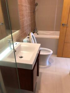 La salle de bains est pourvue d'un lavabo, de toilettes et d'une baignoire. dans l'établissement Le Grand Bleu, à Koh Samui 