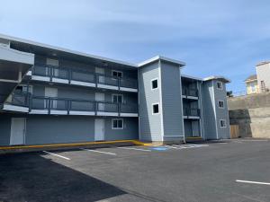 un aparcamiento frente a un edificio de apartamentos en West Beach Suites, en Lincoln City