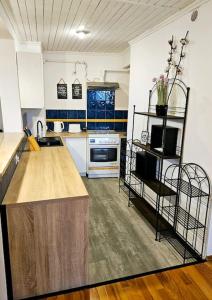 Kuchyňa alebo kuchynka v ubytovaní Przestronny Apartament z szybkim WiFi + 13 fotografií
