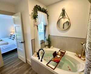 a bathroom with a tub and a bedroom at Golf Spa Relax in Collingwood