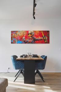 una mesa en una habitación con un cuadro en la pared en City-Deluxe in Braunschweig, en Brunswick