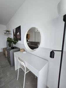 TV a/nebo společenská místnost v ubytování Caesar Blue Resort Studio with Sea View