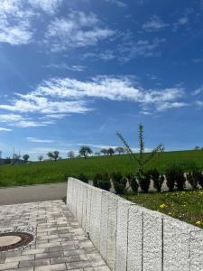 uma cerca em frente a um campo com um céu em Ferienwohnung Klettgau-Erzingen em Klettgau