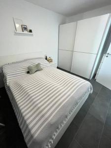 uma cama branca com uma almofada num quarto em Ferienwohnung Klettgau-Erzingen em Klettgau