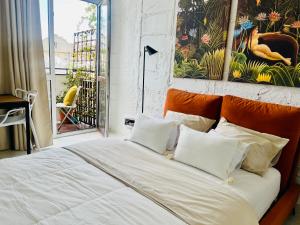 - un lit avec des draps et des oreillers blancs dans une chambre dans l'établissement Apartament I LOVE PIOTRKOWSKA z wielkim lustrem, balkonem i klimatyzacją, à Łódź