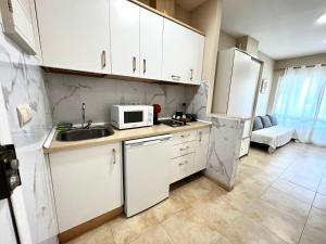 Kuchnia lub aneks kuchenny w obiekcie Estudio BenalBeach NEW
