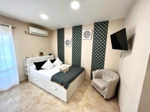 Telewizja i/lub zestaw kina domowego w obiekcie Estudio BenalBeach NEW