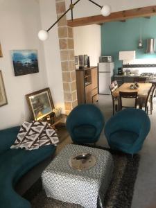 een woonkamer met een blauwe bank en een tafel bij Casa vacanze Santa Lucia in Porto Cesareo