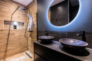 La salle de bains est pourvue d'un lavabo et d'une douche. dans l'établissement Apartment Viognier, à La Haye