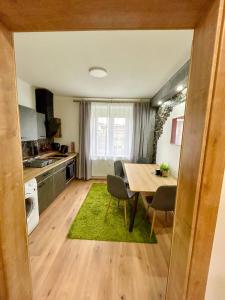 a kitchen and dining room with a table and chairs at Moderne Ferienwohnung Felbbauer #30 in Knittelfeld