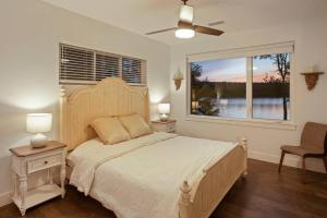 Un dormitorio con una cama grande y una ventana en Lakeside Lodge with Studio Apartment, en Monticello