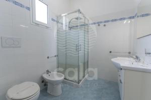 un bagno bianco con un water e un lavandino di Villa Giulia By Cala Salento a Torre Lapillo