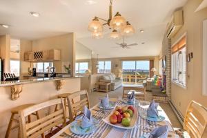 cocina y sala de estar con una mesa con fruta. en Narragansett Home with Scenic Deck Less Than 2 Mi to Beach! en Narragansett