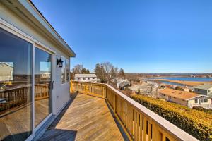 uma varanda com vista para a água em Narragansett Home with Scenic Deck Less Than 2 Mi to Beach! em Narragansett