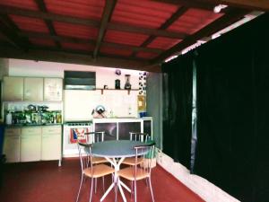 een keuken met een tafel en stoelen in een kamer bij Residencial Andréa House in Manaus