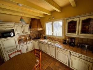 Kuchyň nebo kuchyňský kout v ubytování "Villa des Arbousiers"