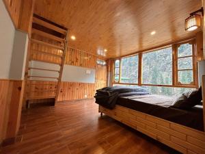 เตียงในห้องที่ Parvati valley cottages & cafe +18 ภาพ