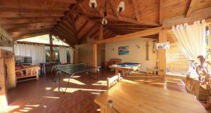 una gran sala de estar con mesa de ping pong. en Las Cumbres Apart & Suites en San Martín de los Andes