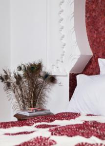 a bedroom with a bed with a red and white blanket at P´tit Habibi in Marrakesh