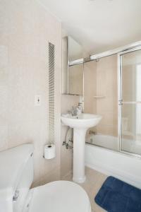 ein Badezimmer mit einem Waschbecken, einem WC und einer Badewanne in der Unterkunft 73-919 New Studio UWS Doorman Gym in New York