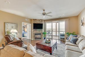 un salon avec un canapé et une cheminée dans l'établissement Osage Beach Condo Near Hiking and Shopping!, à Osage Beach