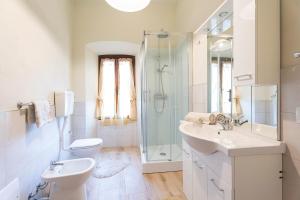 聖費利切德爾貝納科的住宿－Locanda San Felice，浴室配有卫生间、盥洗盆和淋浴。