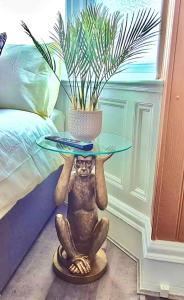 una mesa con un mono sosteniendo una bandeja encima en Blue Cheetah Lemur Lodge, en Bournemouth