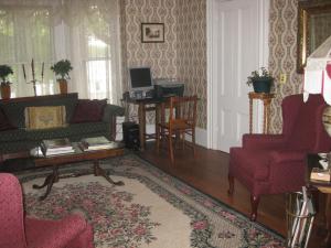 Гостиная зона в The Bridges Inn at Whitcomb House B&B