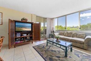 TV a/nebo společenská místnost v ubytování Haleakala Shores A305