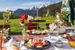 una mesa con platos de comida encima en Wassererlehen, en Bischofswiesen