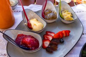 een dienblad met fruitschalen en desserts op een tafel bij Wassererlehen in Bischofswiesen