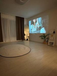 een woonkamer met een grote ronde kamer met een tv bij Soso guwol #Guwoldong stay #beam project #OTT #clean in Incheon
