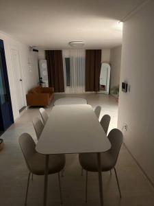 einen weißen Tisch und Stühle in einem Zimmer in der Unterkunft Soso guwol #Guwoldong stay #beam project #OTT #clean in Incheon