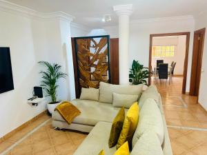 uma sala de estar com um sofá e uma mesa em Villa Chayofa em Chayofa