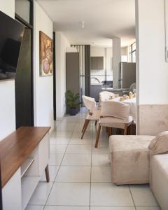 ein Wohnzimmer mit einem Sofa und einem Esszimmer in der Unterkunft Apartamento entero 2 cuartos 2 baños in Piura