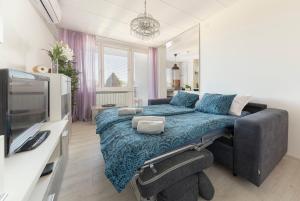 1 dormitorio con 1 cama y TV. en BH ROSE Apartment, en Liubliana