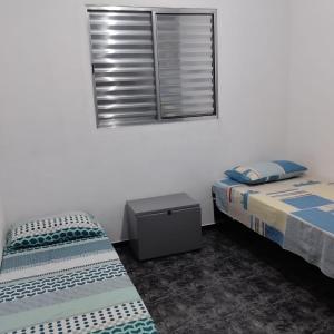 Un pat sau paturi într-o cameră la Acomodações Casa 2