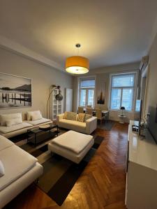 ein Wohnzimmer mit 2 Sofas und einem Tisch in der Unterkunft Four reasons apartment in Prag