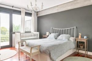 1 dormitorio con 1 cama blanca y 1 silla en Karaltzos LB00530, en Lezama