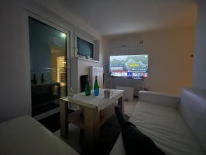 Veľké Kosihy的住宿－Mo’s Residence，带沙发、桌子和电视的客厅