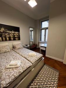 ein Schlafzimmer mit einem Bett mit zwei Handtüchern darauf in der Unterkunft Four reasons apartment in Prag