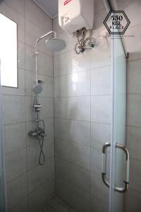 eine Dusche im Bad mit Glastür in der Unterkunft Style and Comfort Full Kigali Rwanda Apartment in Kigali