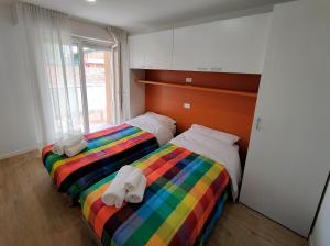 利尼亞諾薩比亞多羅的住宿－Casa Bivi 2，两张睡床彼此相邻,位于一个房间里