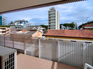 利尼亞諾薩比亞多羅的住宿－Casa Bivi 2，阳台的白色围栏,有建筑