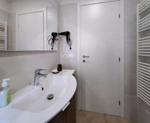 利尼亞諾薩比亞多羅的住宿－Casa Bivi 2，一间带水槽、镜子和淋浴的浴室
