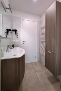 利尼亞諾薩比亞多羅的住宿－Casa Bivi 2，白色的浴室设有水槽和门