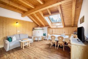 - un salon avec un canapé et une table dans l'établissement Stoffnerhof Apt Alpenrose, à Monguelfo-Tesido